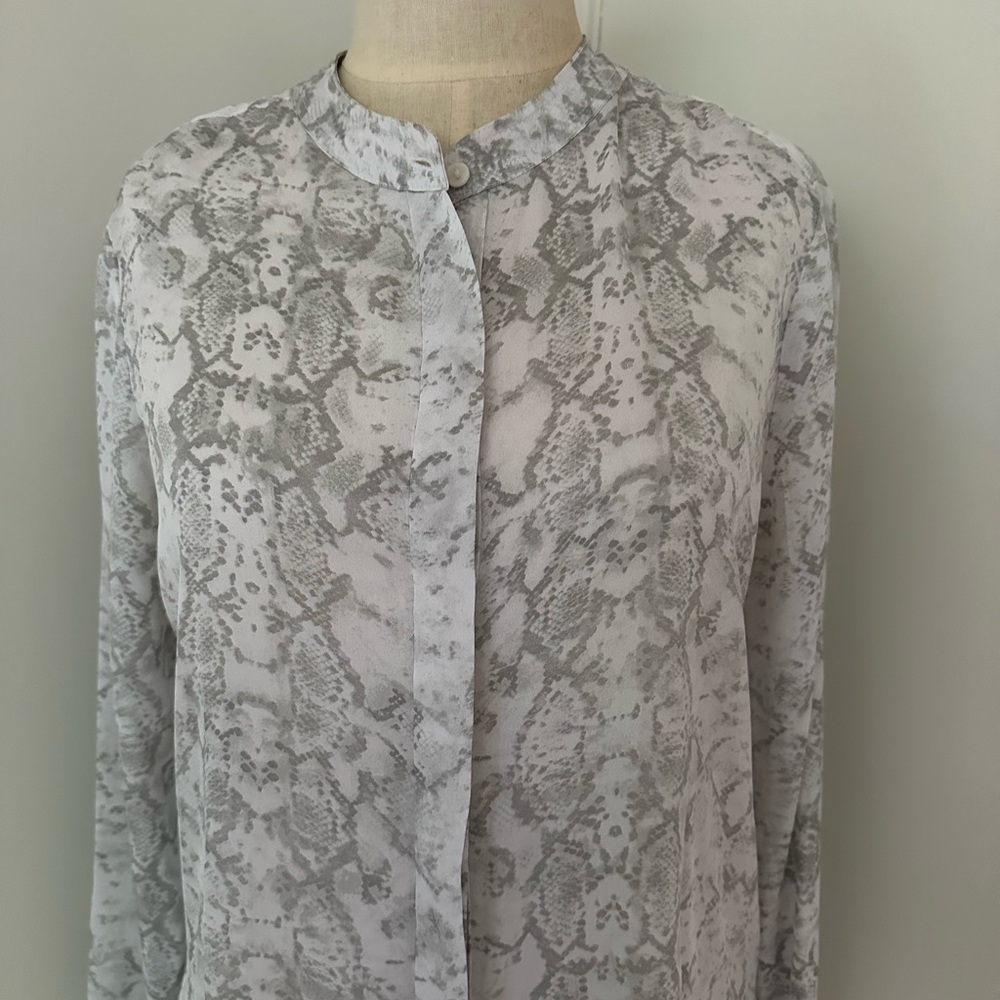 Liz Claiborne (M) blouse: front buttons w/long sleeves and stand up collar. - Picture 6 of 9